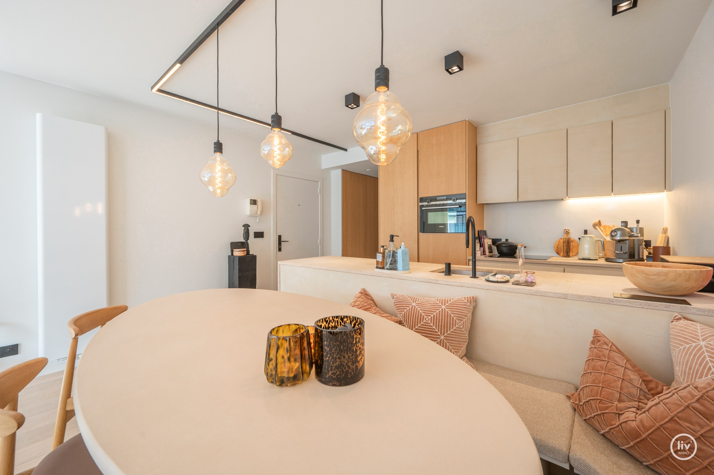Volledig gerenoveerd 3 slaapkamerappartement langs de zonnekant van de Parmentierlaan gelegen op wandelafstand van de zeedijk. Garage mogelijk in het gebouw. 