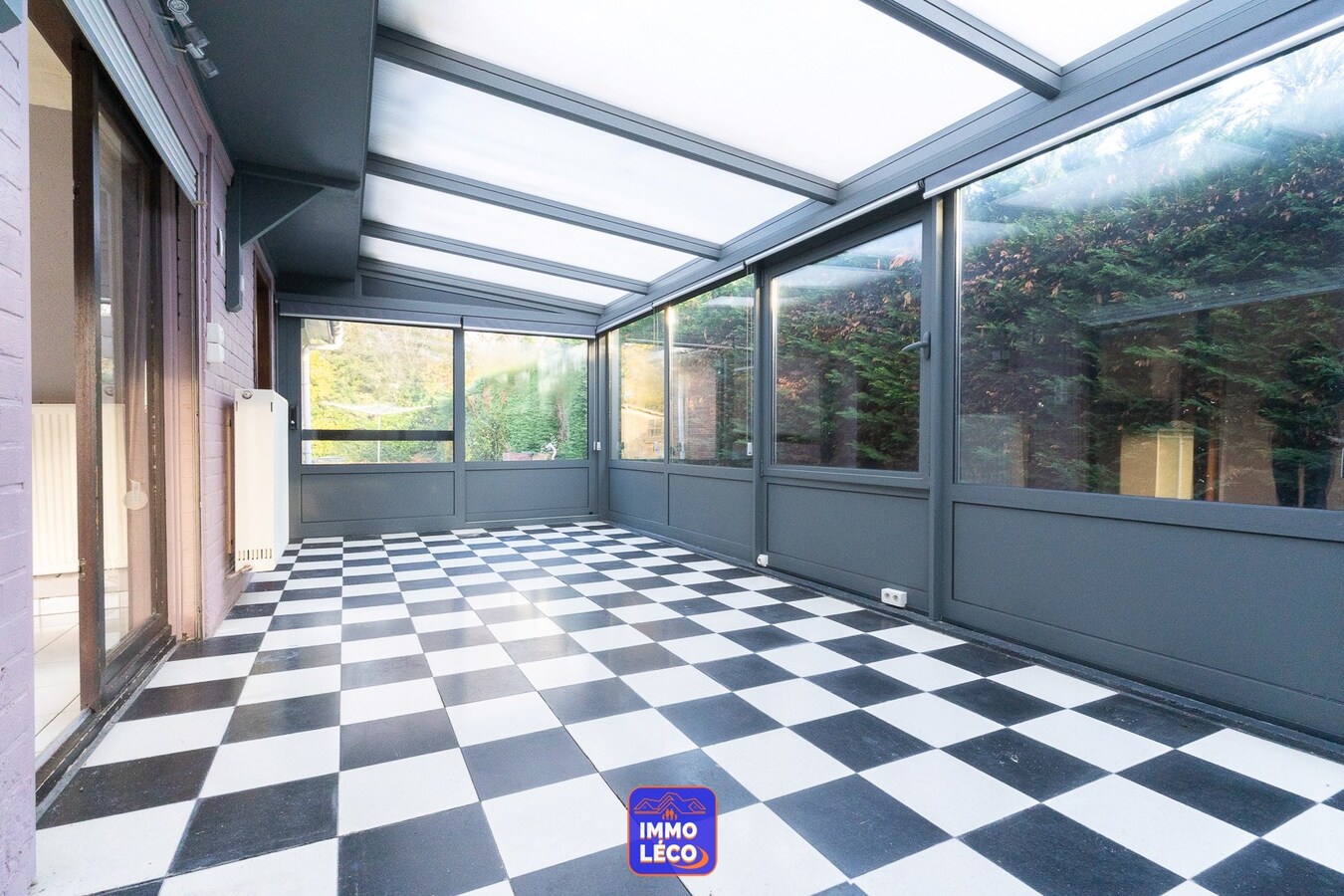 "Plain-Pied" érigé sur 544m² avec double garage, parking, jardin ! 