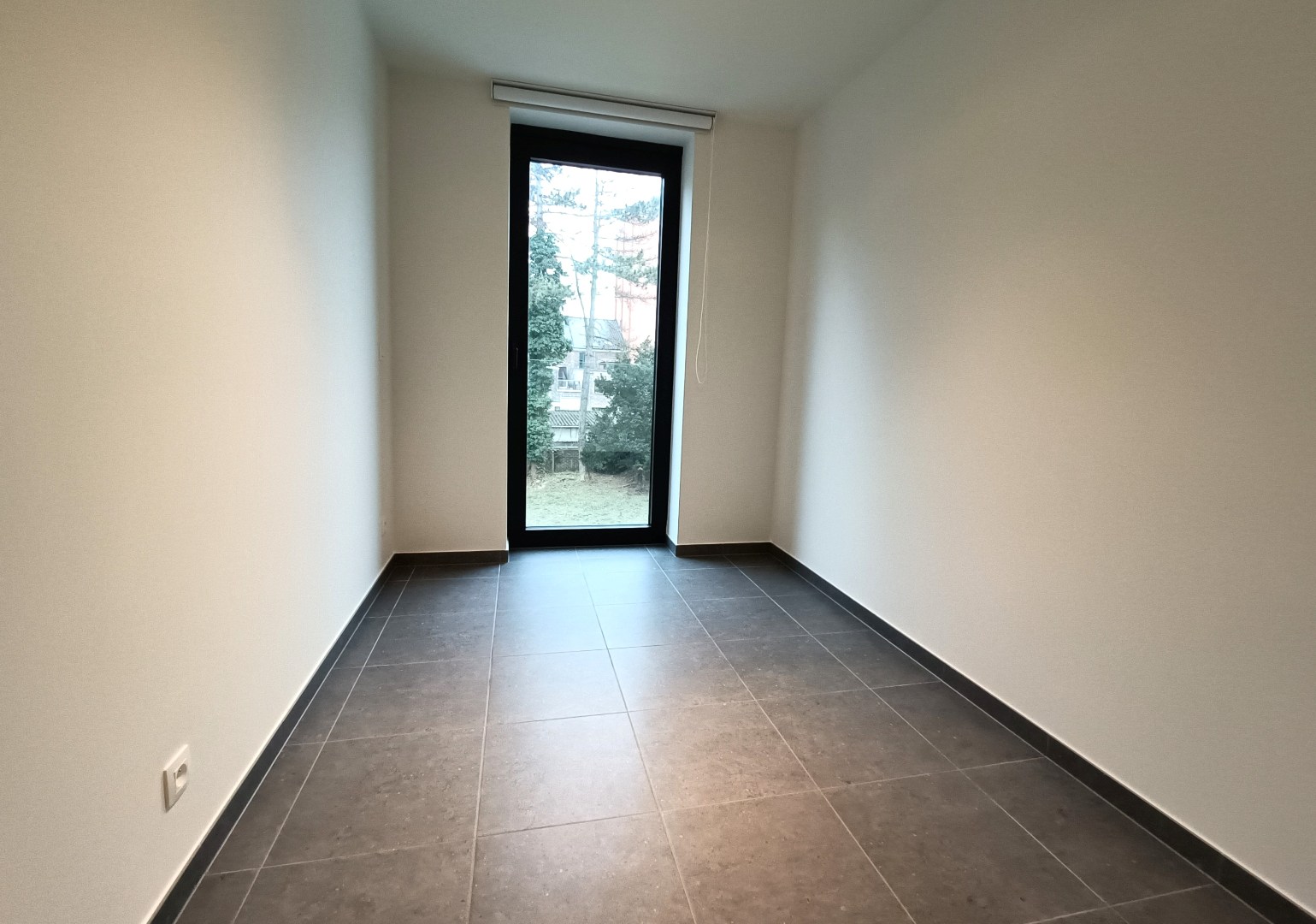 MODERN APPARTEMENT MET RUIM TERRAS EN AUTOSTAANPLAATS 