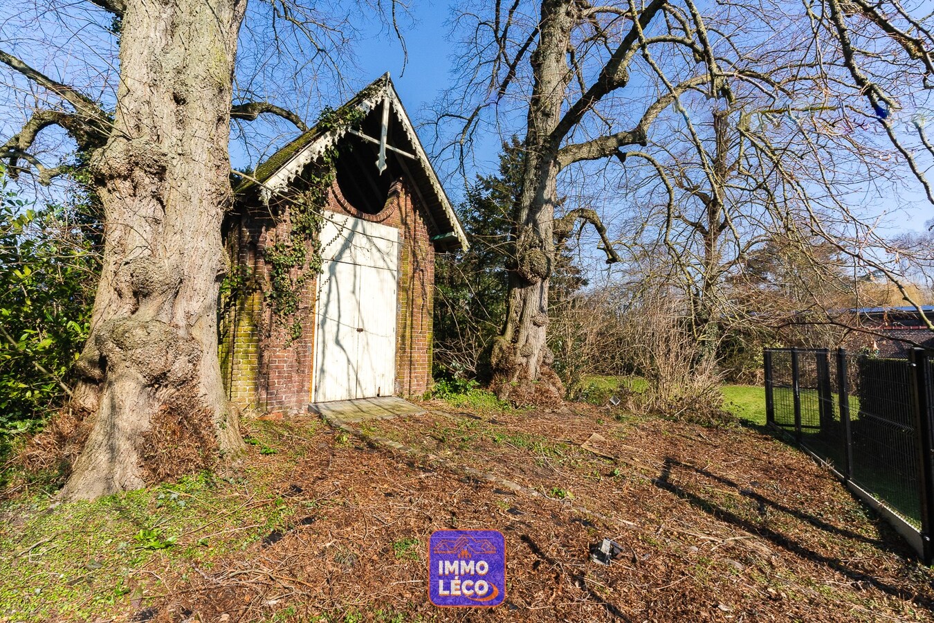 Maison érigée sur 1695m² avec cabinet médical &amp; double garage, EXCELLENT POTENTIEL 