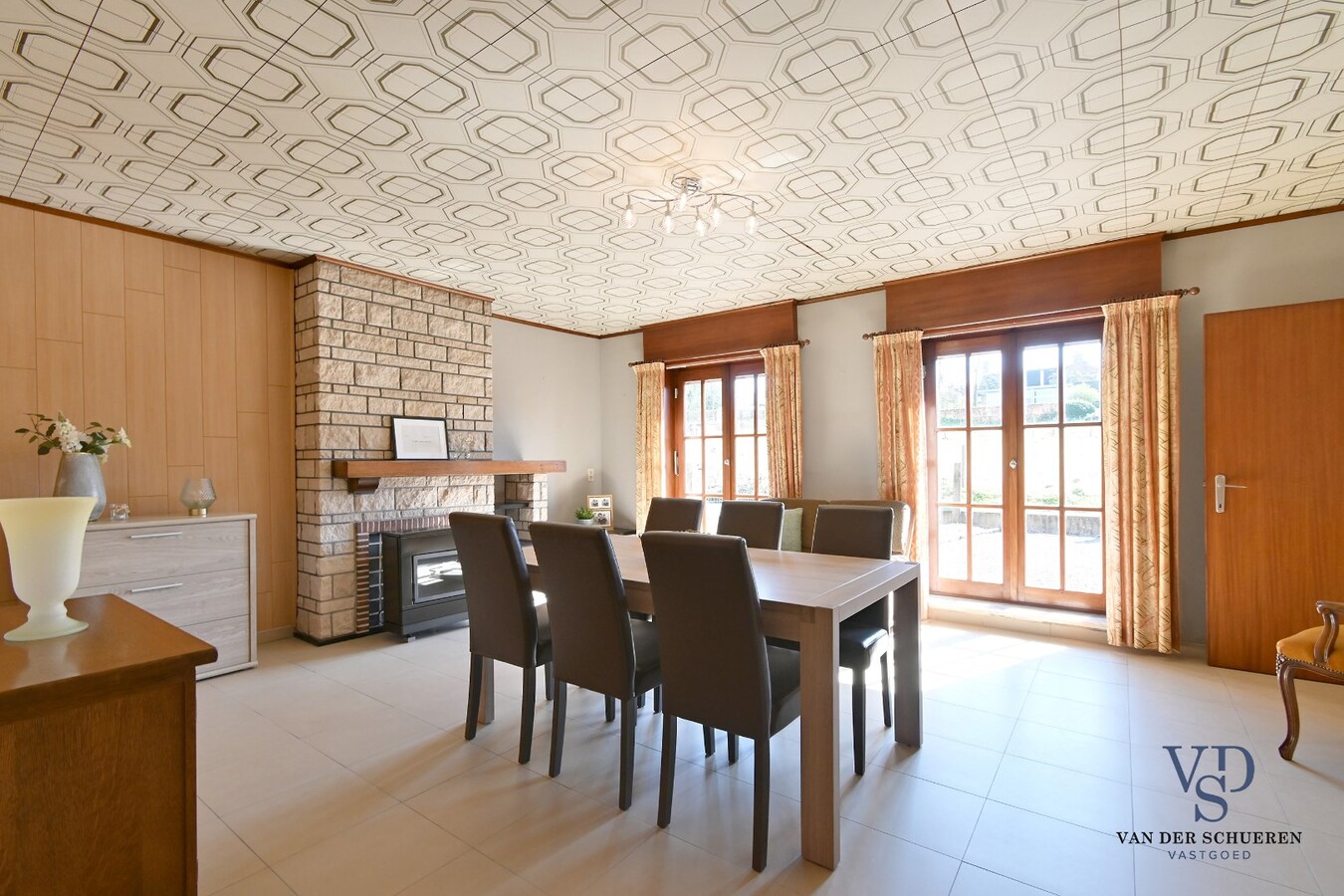 Op te frissen half open bebouwing 