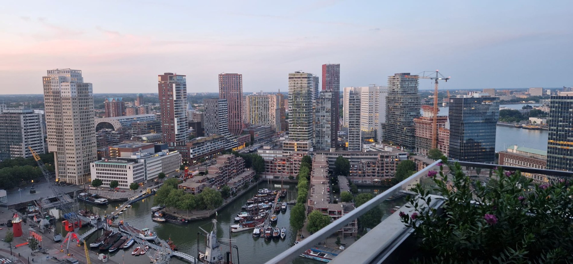 Ultiem luxe wonen in de iconische The CoolTower met spectaculair uitzicht, royaal terras (34 m²) en moderne afwerking in het bruisende hart van Rotterdam! 