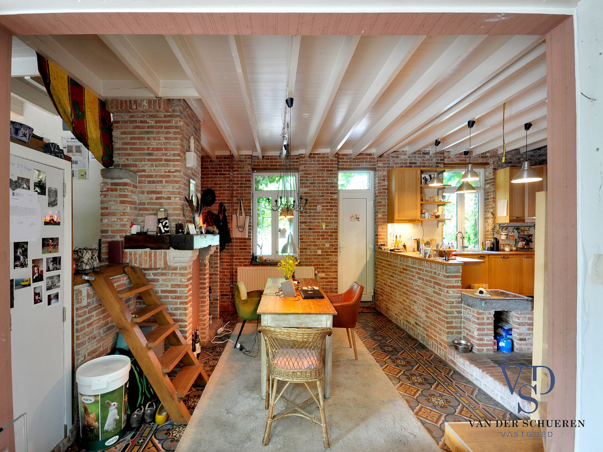 Idyllische woning met schuur. Uitzonderlijk gelegen. 