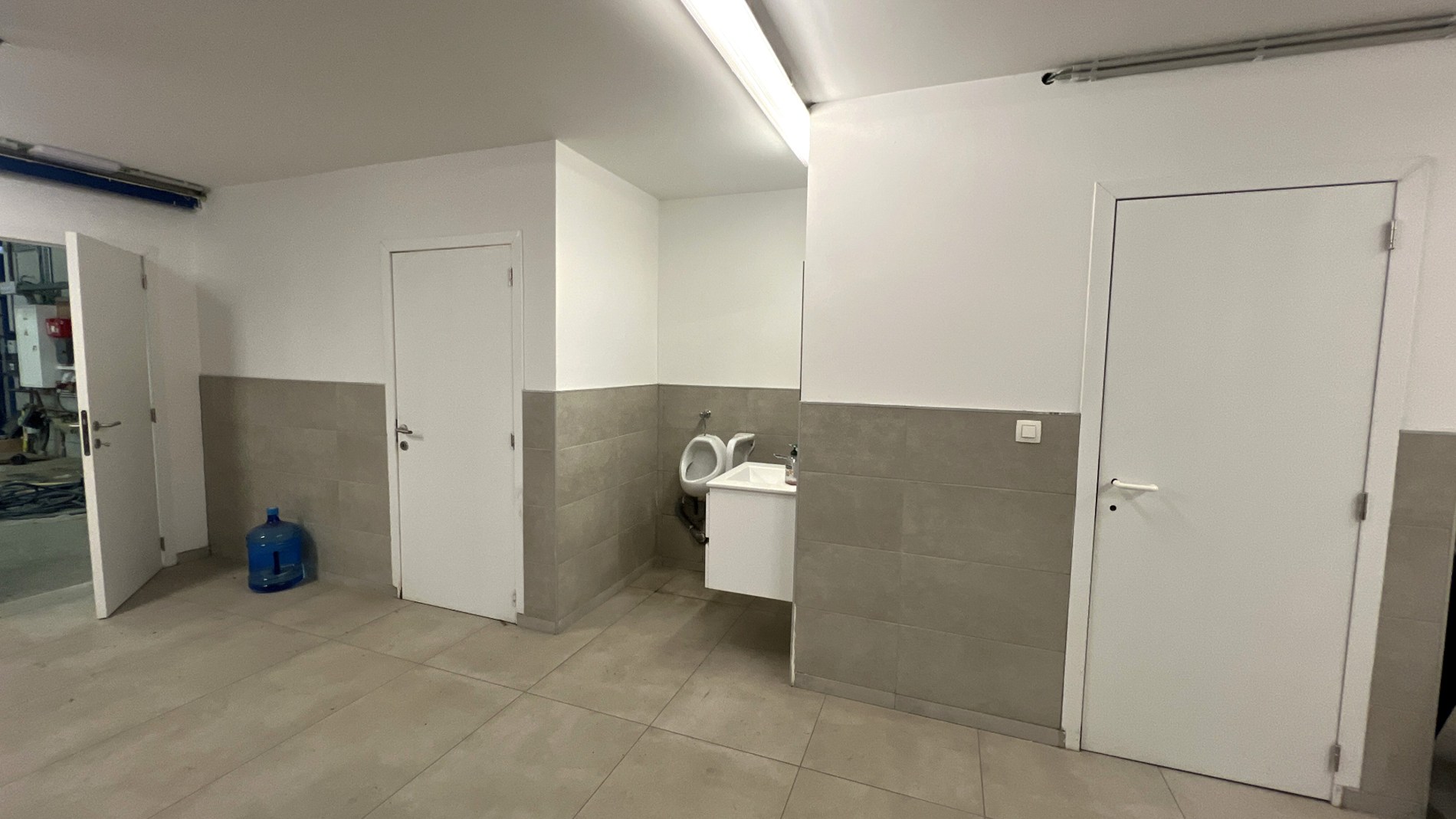 Bedrijfsgebouw te koop nabij R4 te Gent