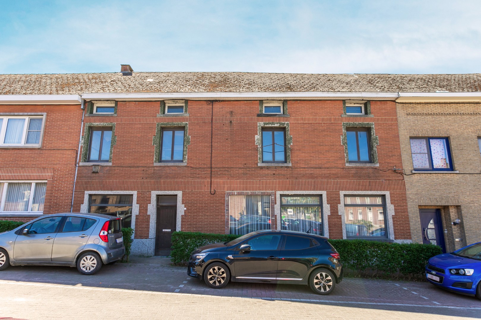 Te renoveren eigendom (317 m²) met veel potentieel, ruime tuin (6a 42ca) en dubbele achterliggende carport met toegang tot de achterliggende straat in Kester 