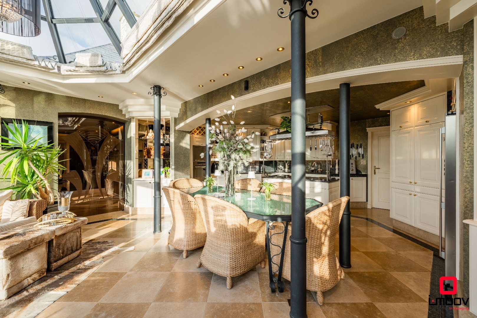 Exclusieve villa met infinity pool en resortgevoel op topligging in Mariakerke 