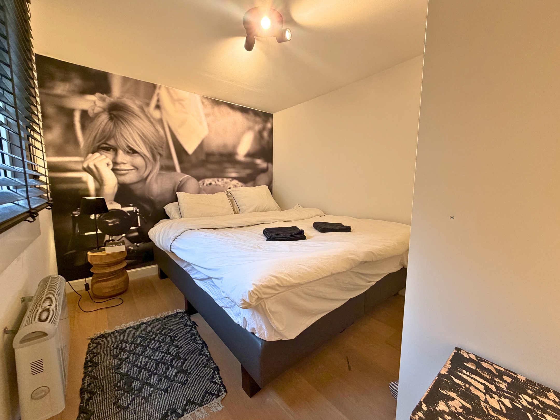 Instapklaar gelijkvloers-appartement met 2-slaapkamers centraal liggen tussen het Zoute en de Lippenslaan. 