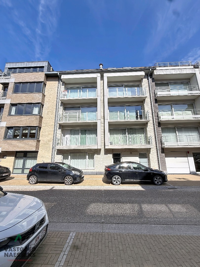 Prêt à emménager et ensoleillé appartement de 2 chambres dans une résidence jeune. 