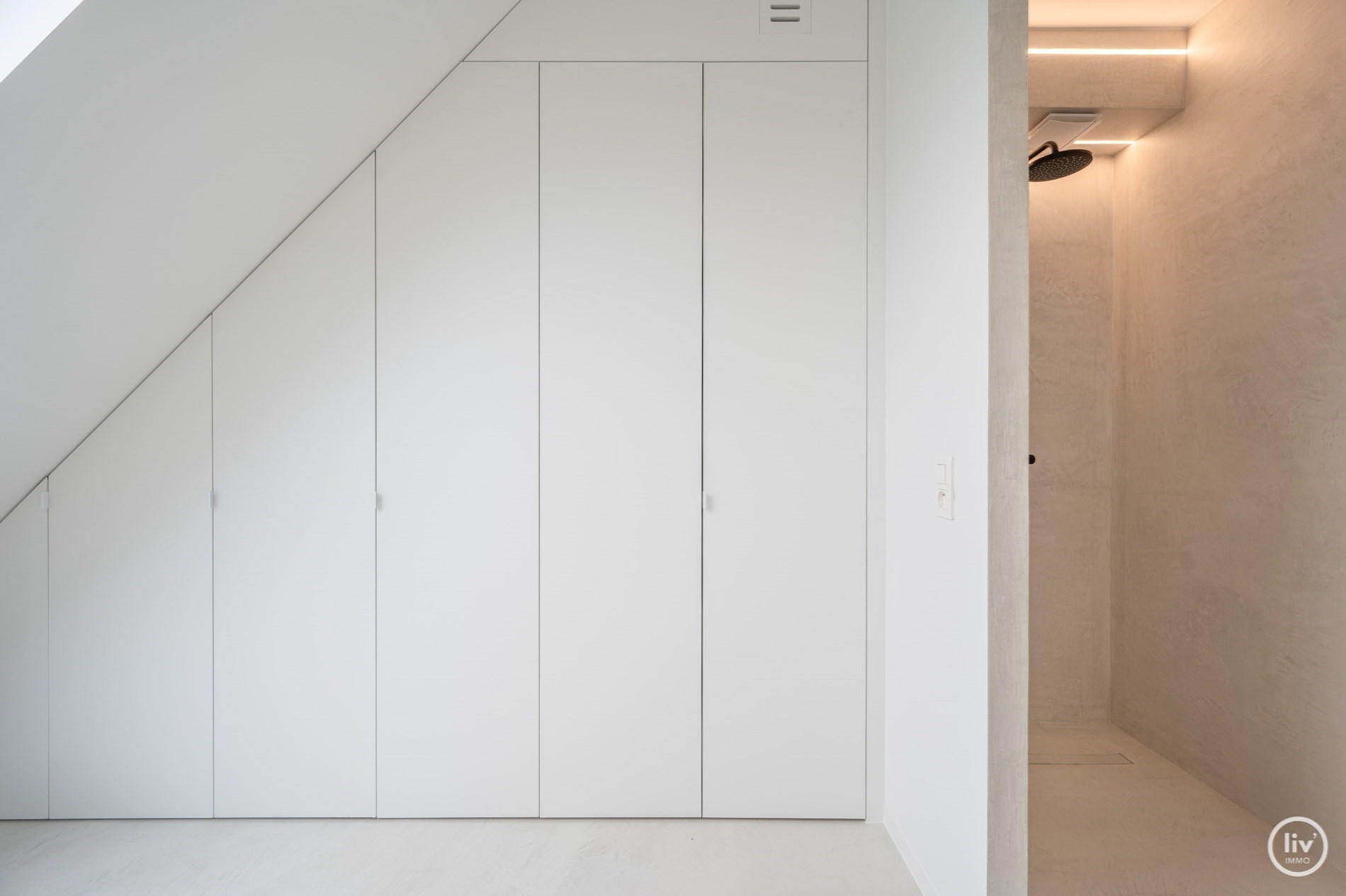 Superbe appartement en duplex magnifiquement rénové avec une spacieuse terrasse orientée vers l'ouest, situé sur la Lippenslaan à Knokke. 