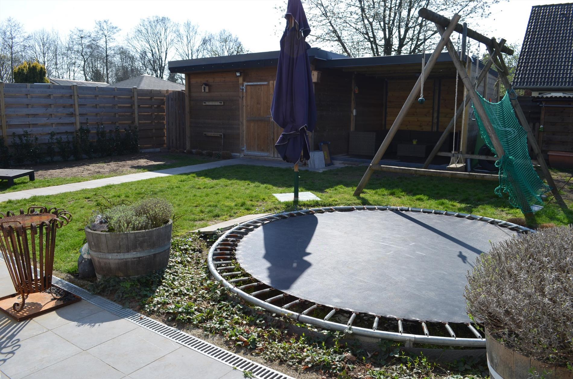 Gerenoveerde gezinswoning met  3 slpks, garage en tuin goed gelegen te Evergem 