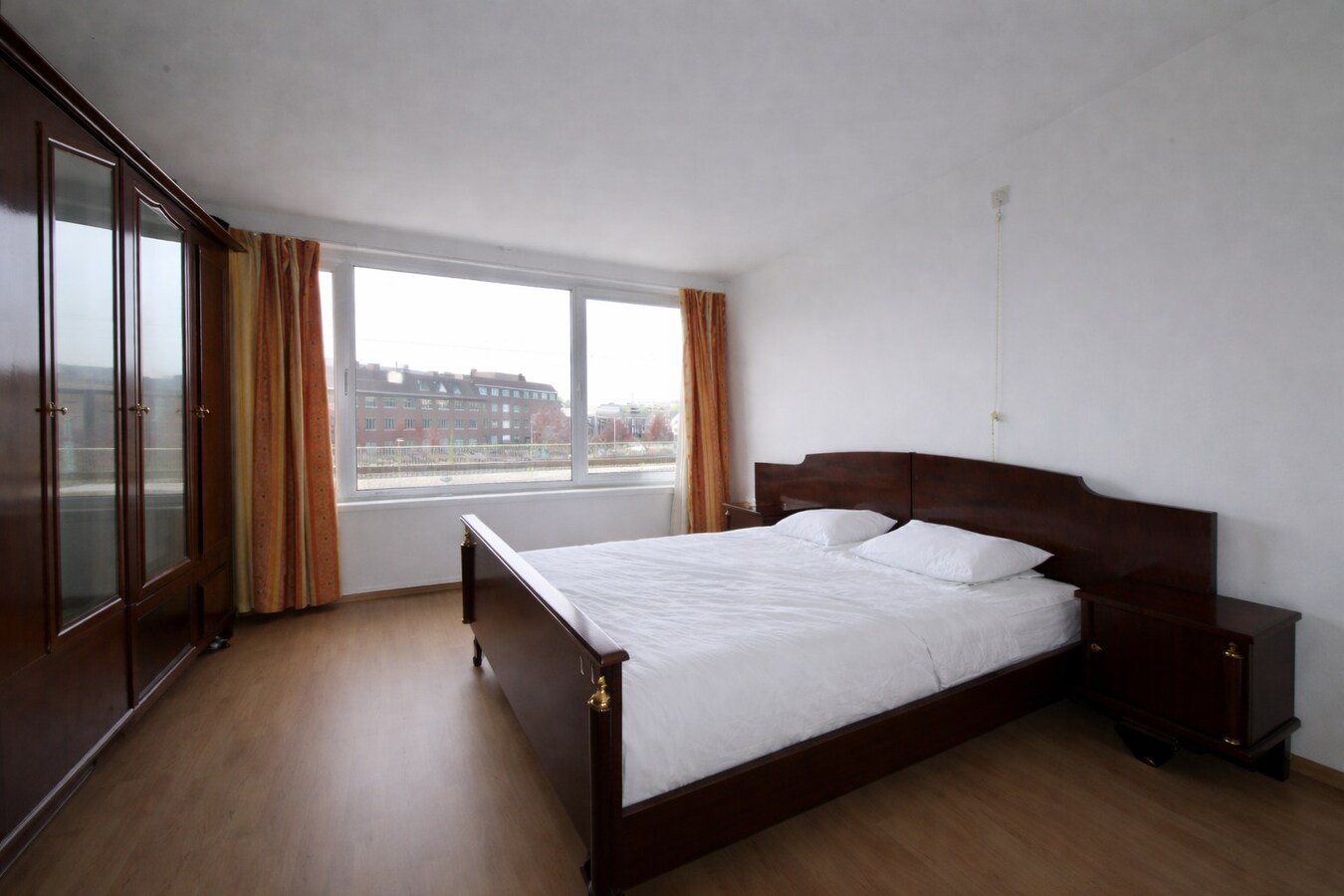 Te koop in Sint-Niklaas: uitzonderlijk handelshuis met woonst en duplex appartement, met optionele garageboxen en sterk opbrengstpotentieel 