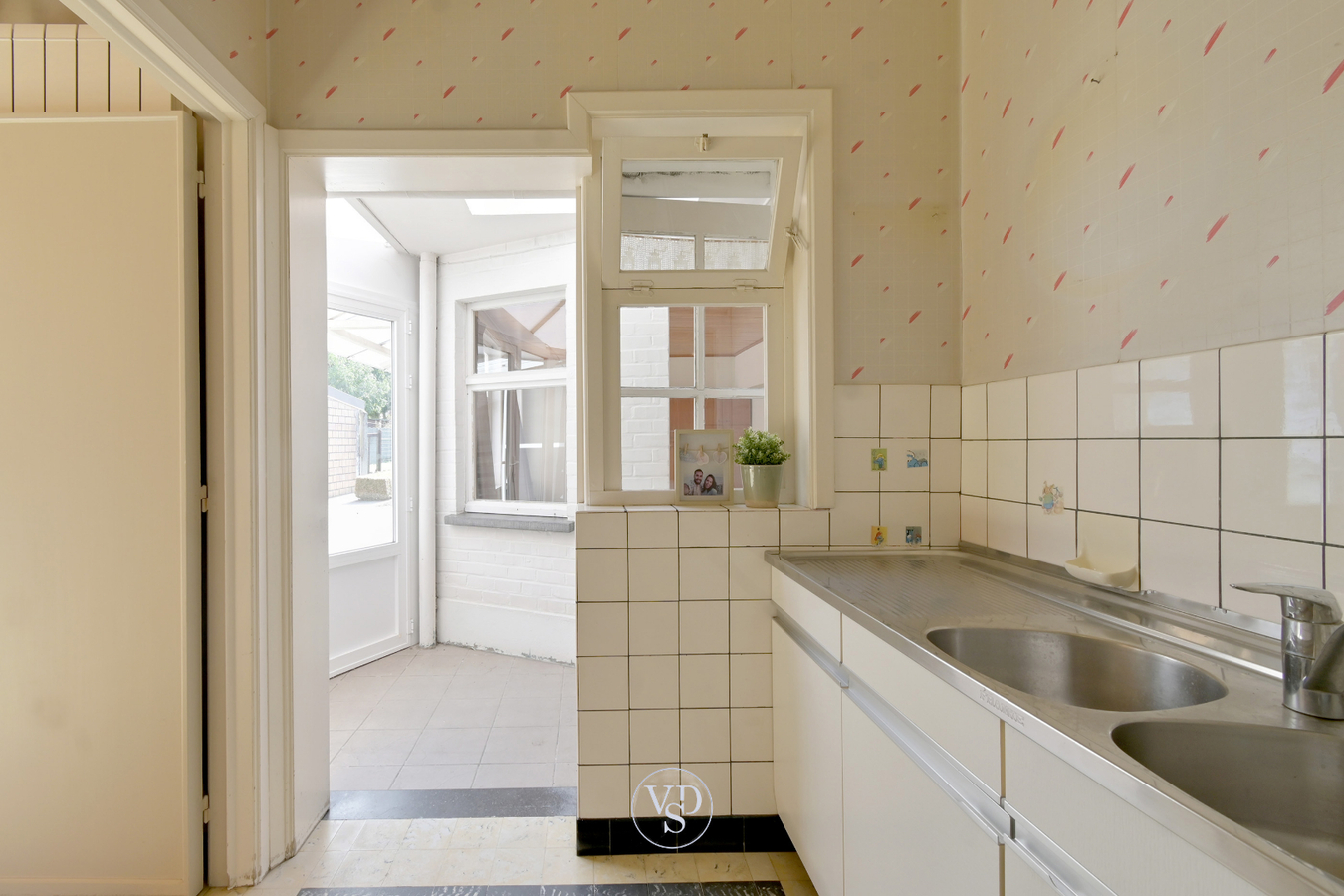 Degelijke woning met mogelijkheden, nabij centrum Zingem. 