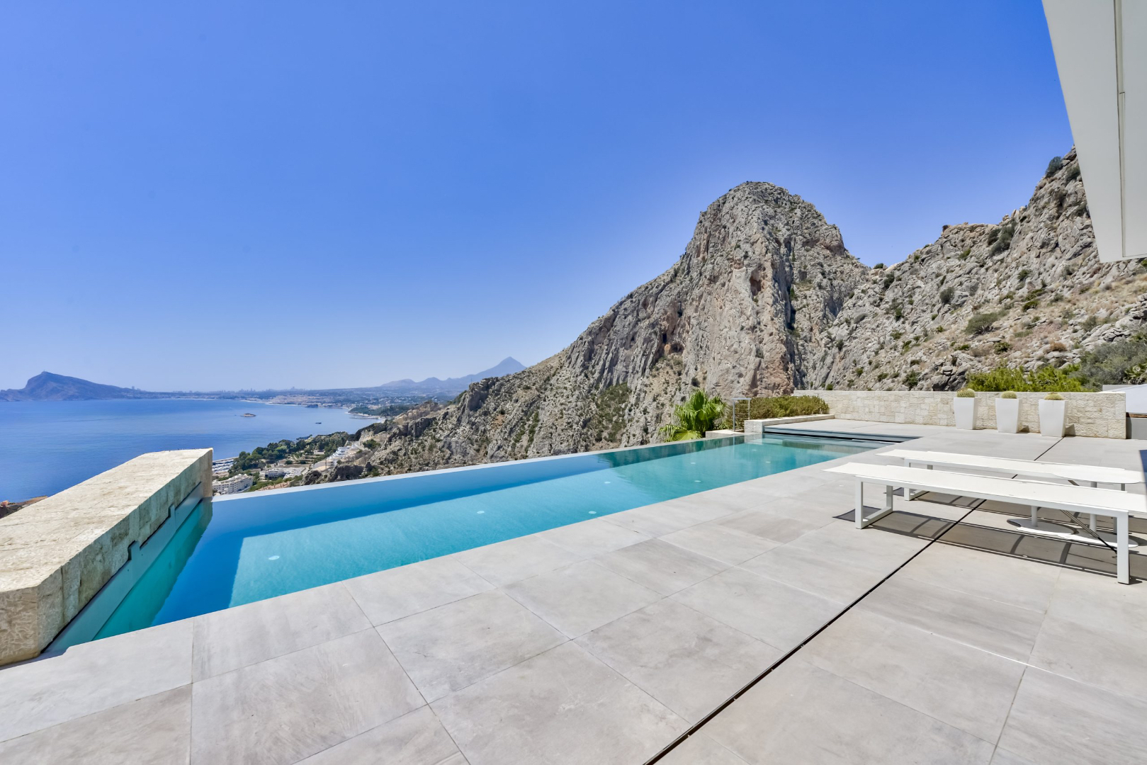 Luxe architectenvilla in Mascarat – Altea met panoramisch zeezicht en extra bouwgrond 
