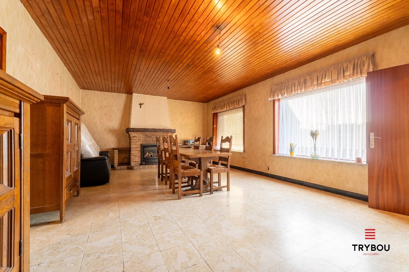 Te renoveren woning met garage en diepe tuin 