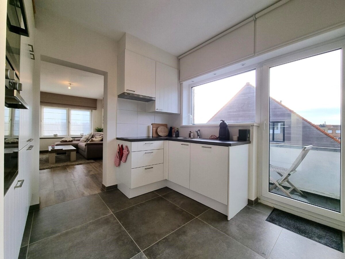 Knap gerenoveerd, zeer lichtrijk hoekappartement te Heist 