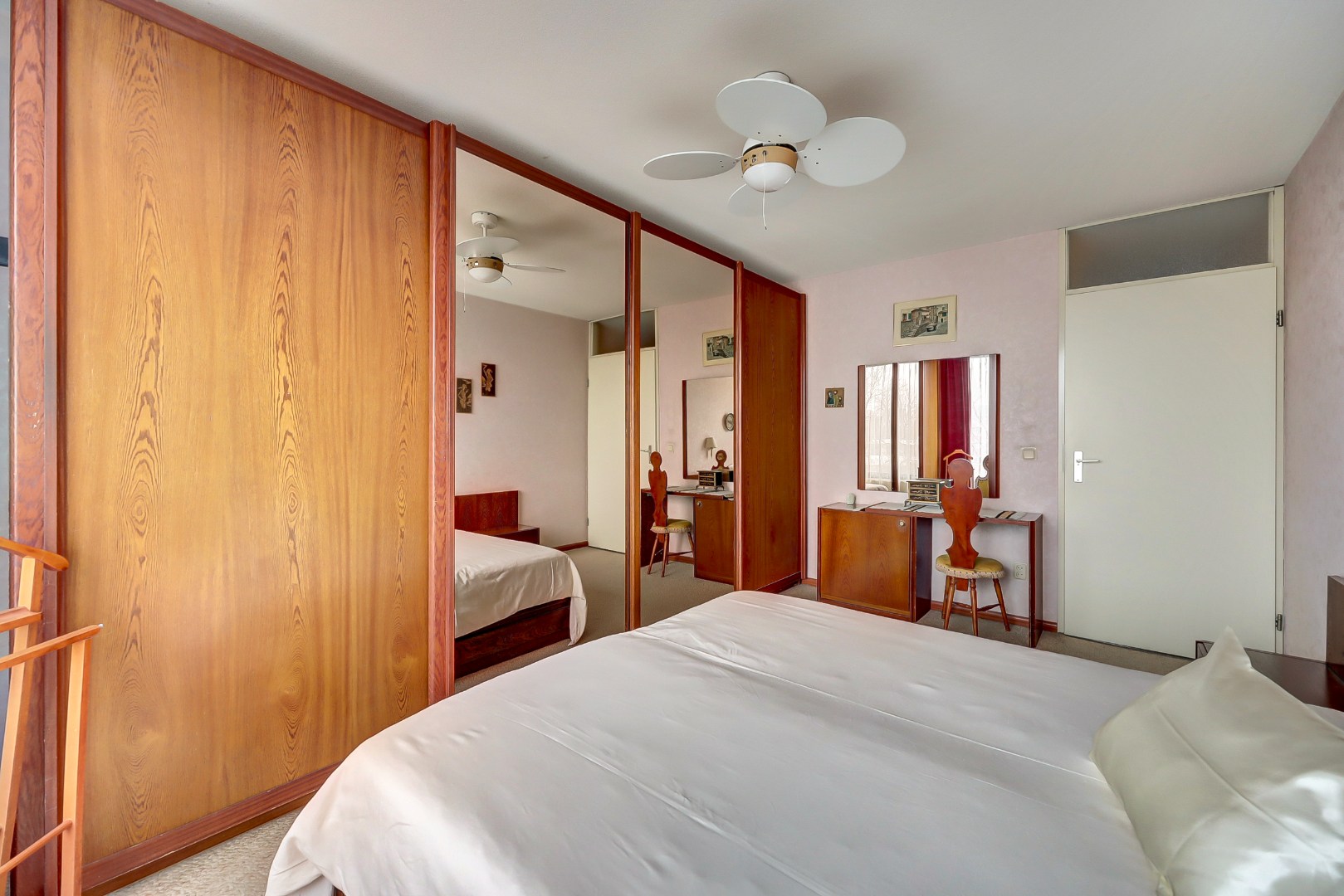 Licht en royaal 3-kamerappartement op de 2e etage met riant balkon en een garagebox in de onderbouw. 