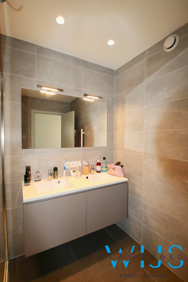 Instapklaar 2 slaapkamerappartement in hartje Wippelgem EVERGEM ! 