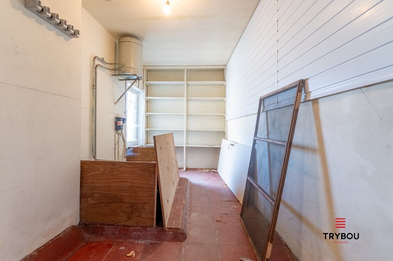 Gelijkvloerse woning met 2 garages in het centrum van Houthulst 