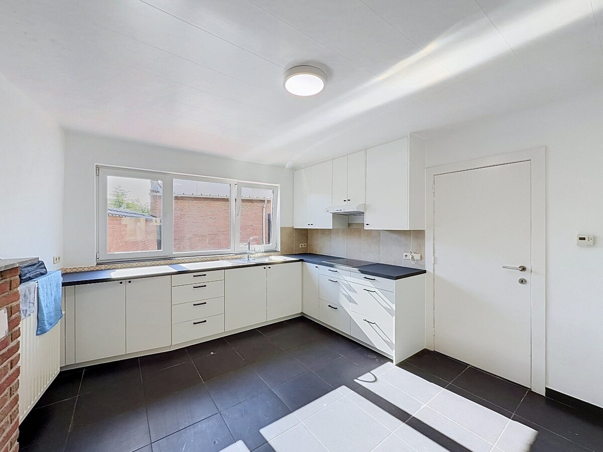 Ruime woning met 4 slaapkamers, garage en tuin op wandelafstand van centrum Sleidinge! 