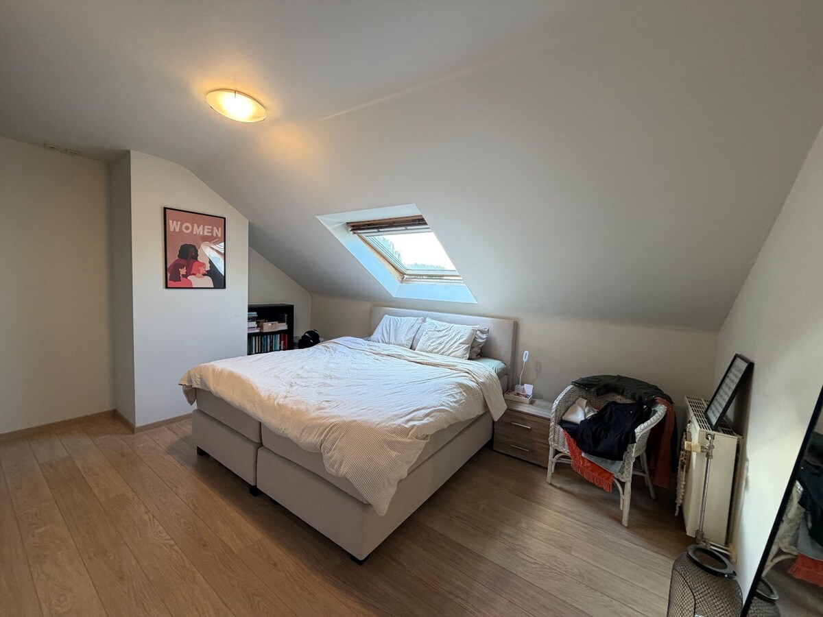 Ruim en lichtrijk dakappartement te Asper. 