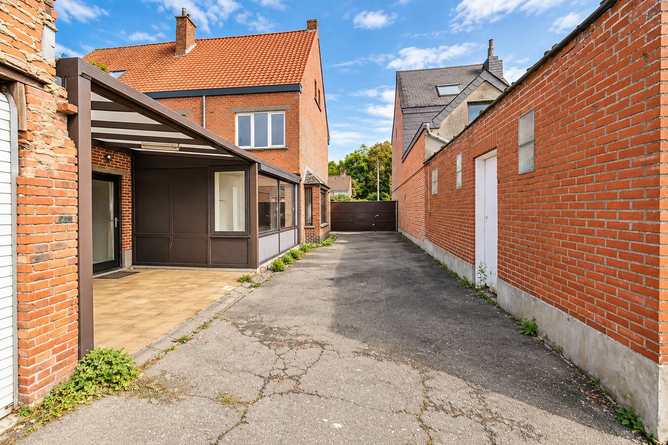 Te koop: Rustig gelegen halfopen bebouwing met 4 slaapkamers, 4 garages en ruime tuin in Sint-Niklaas 