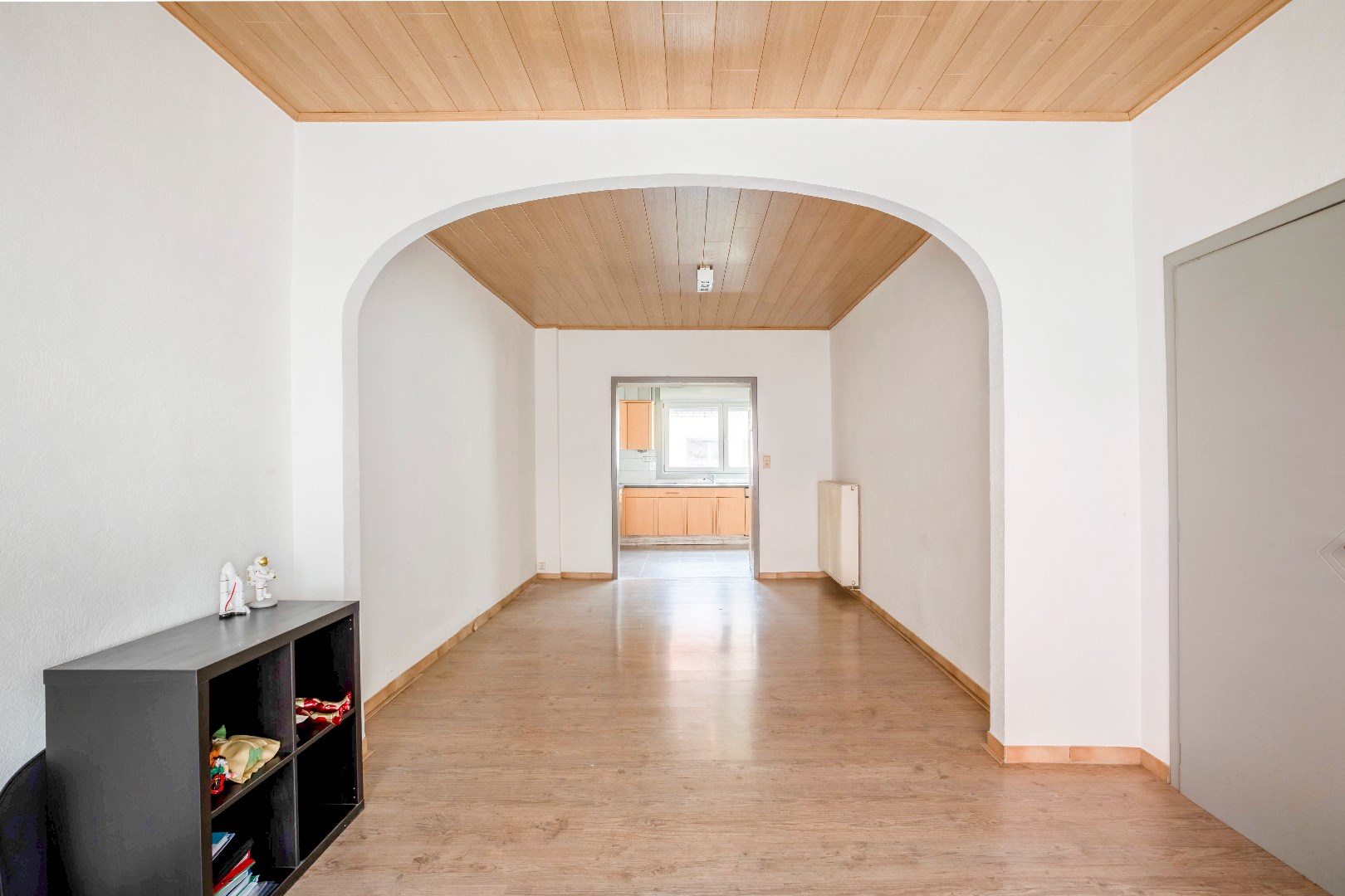 Toffe woning in rij met ingerichte tuin en garagebox 