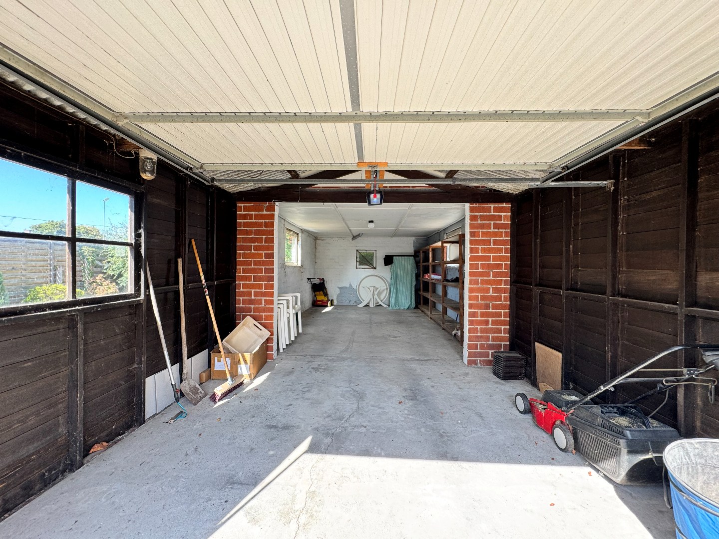 Kloeke halfopen bebouwing met tuin en dubbele garage. 