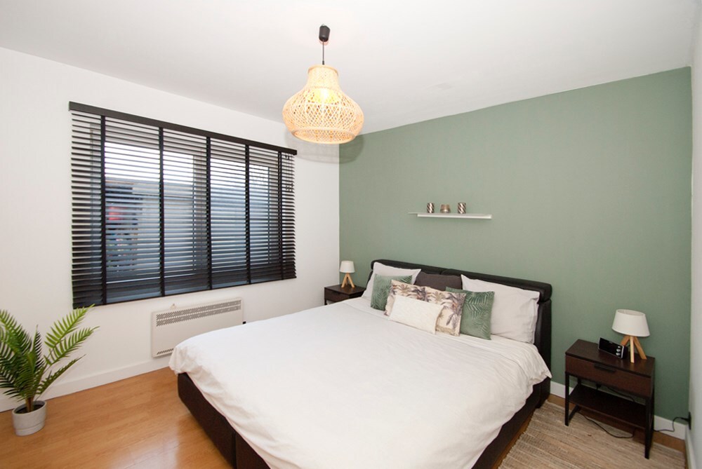 Instapklaar gelijkvloers - 2 slpks - ruim terras - parking 