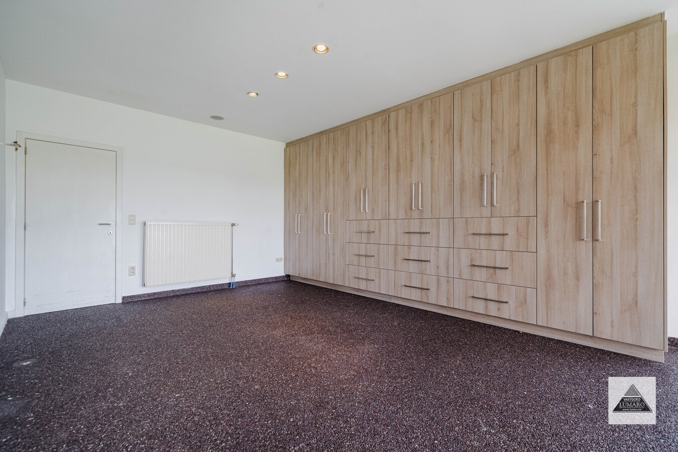Schitterende showroom 280 m² (+ kantoren), op 2,4 km van de nieuwe Mc Donalds. 