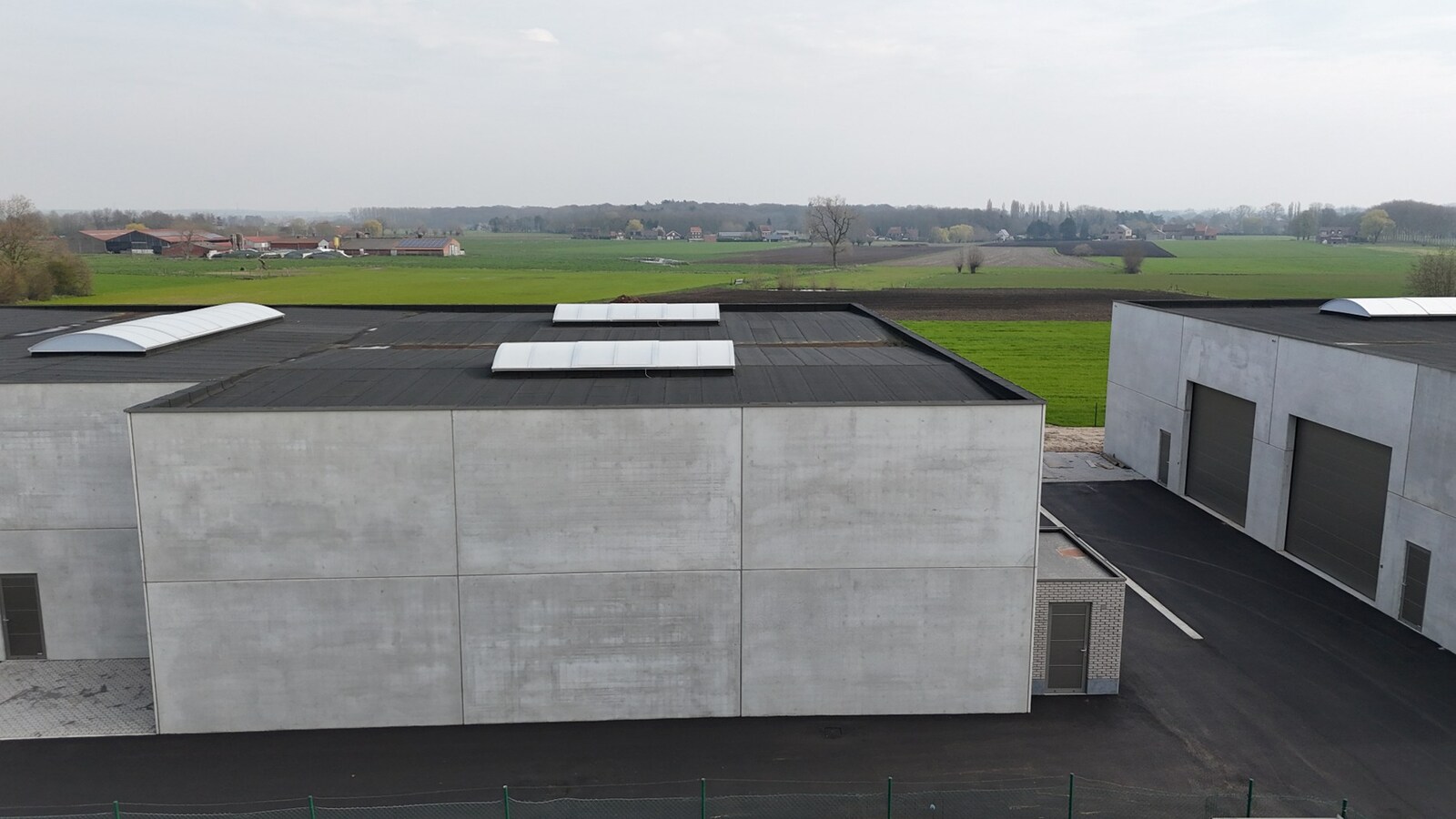 Nieuwbouw loods KMO-UNIT te koop – 237 m² met 1 parkeerplaats inbegrepen op de industriezone te Aartrijke 