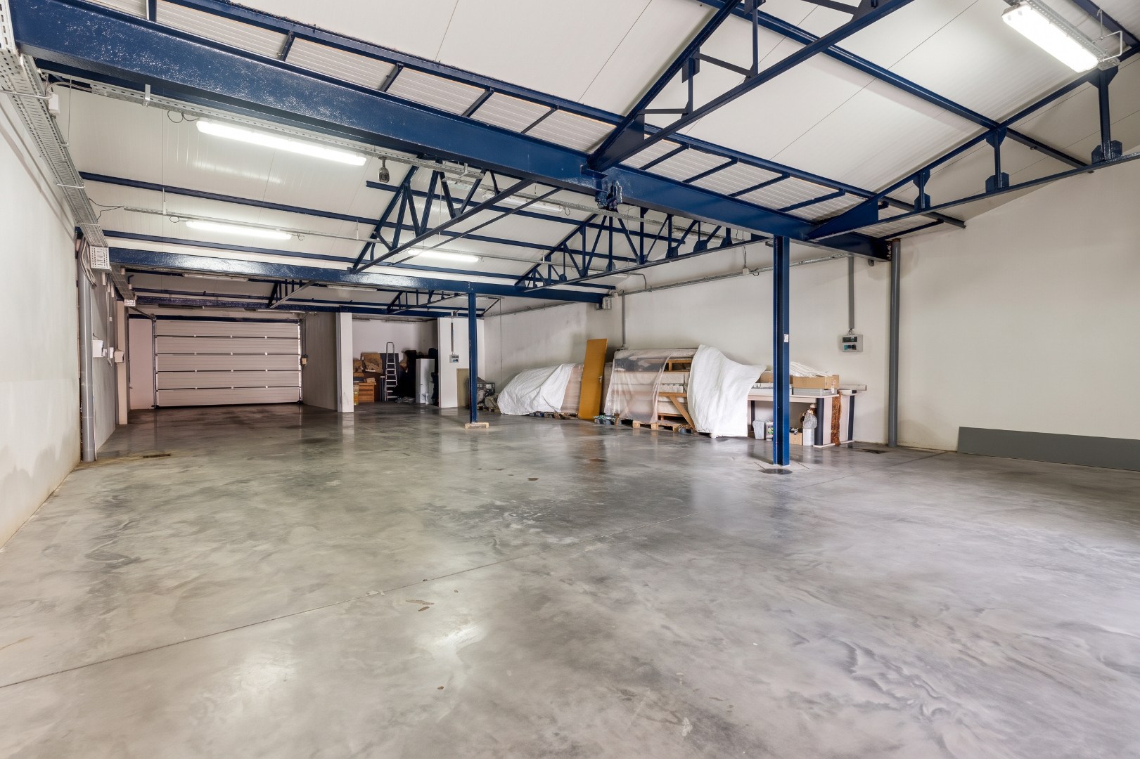 Ruime woning voor gemengd gebruik met loods te koop, wonen en werken op één toplocatie in Zelzate 