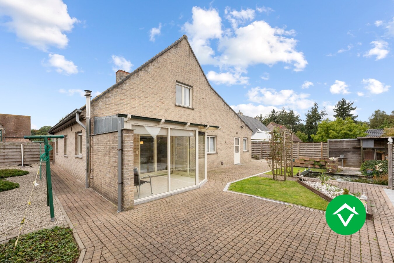 Kloeke woning met 4 slaapkamers in een woonwijk te Ichtegem. 