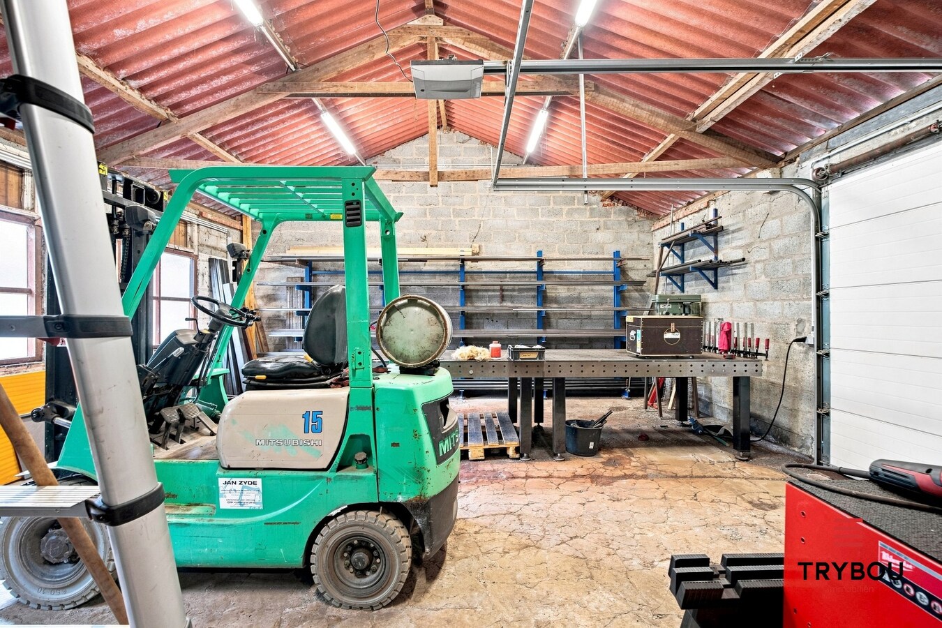 Uitstekende gelegen woning met loods en tuin! 