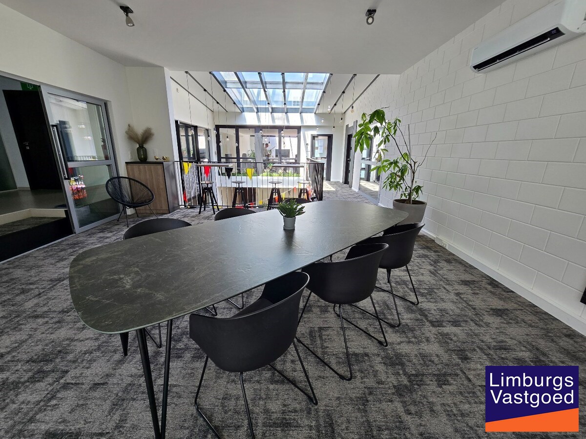 Terbeschikkingstelling van infrastructuur in vernieuwde kantoren met parking, v.a. 21 m², Genk-Noord 