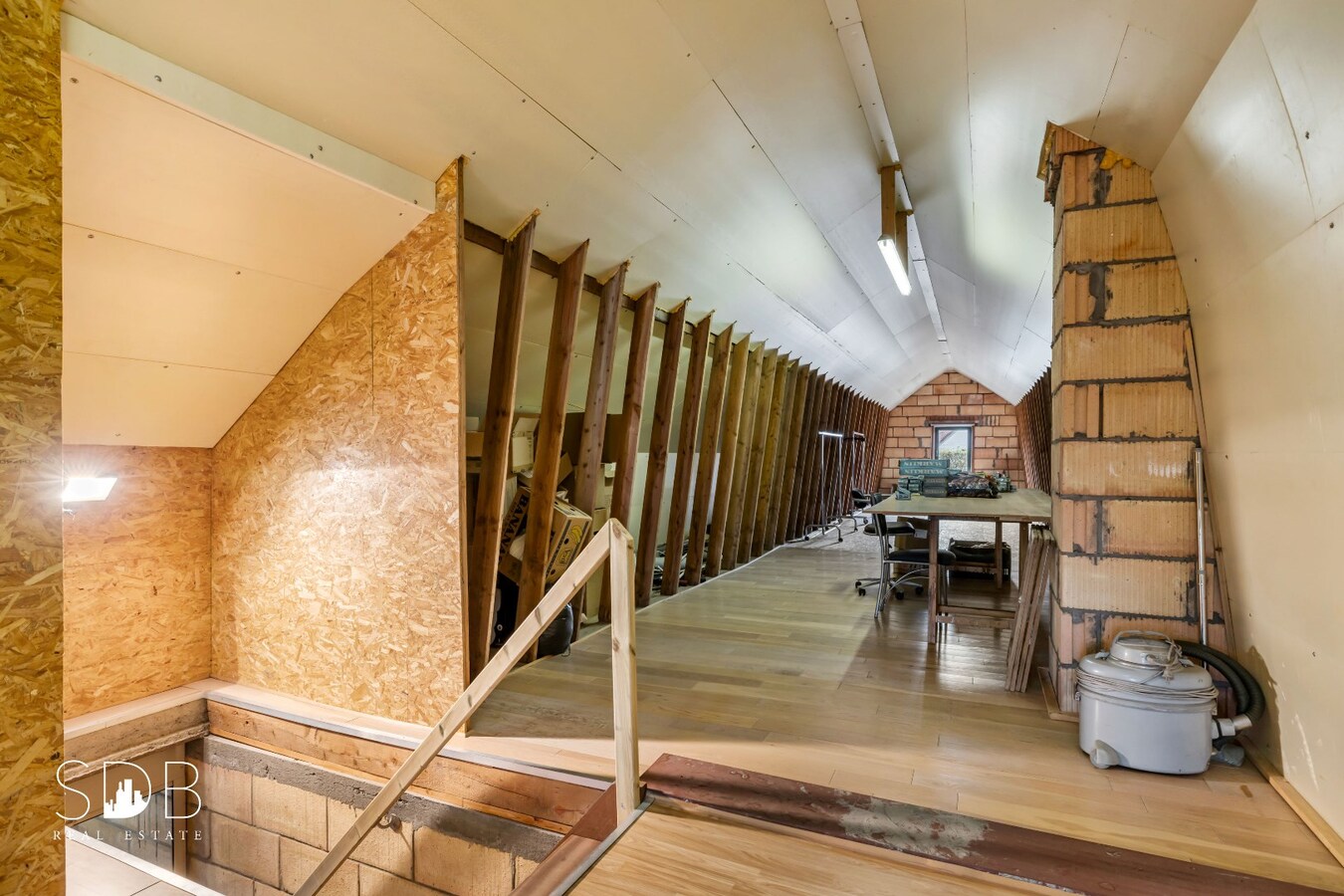 Hedendaagse gezinswoning met aanpalende graslanden en stallen op 5.030m² 