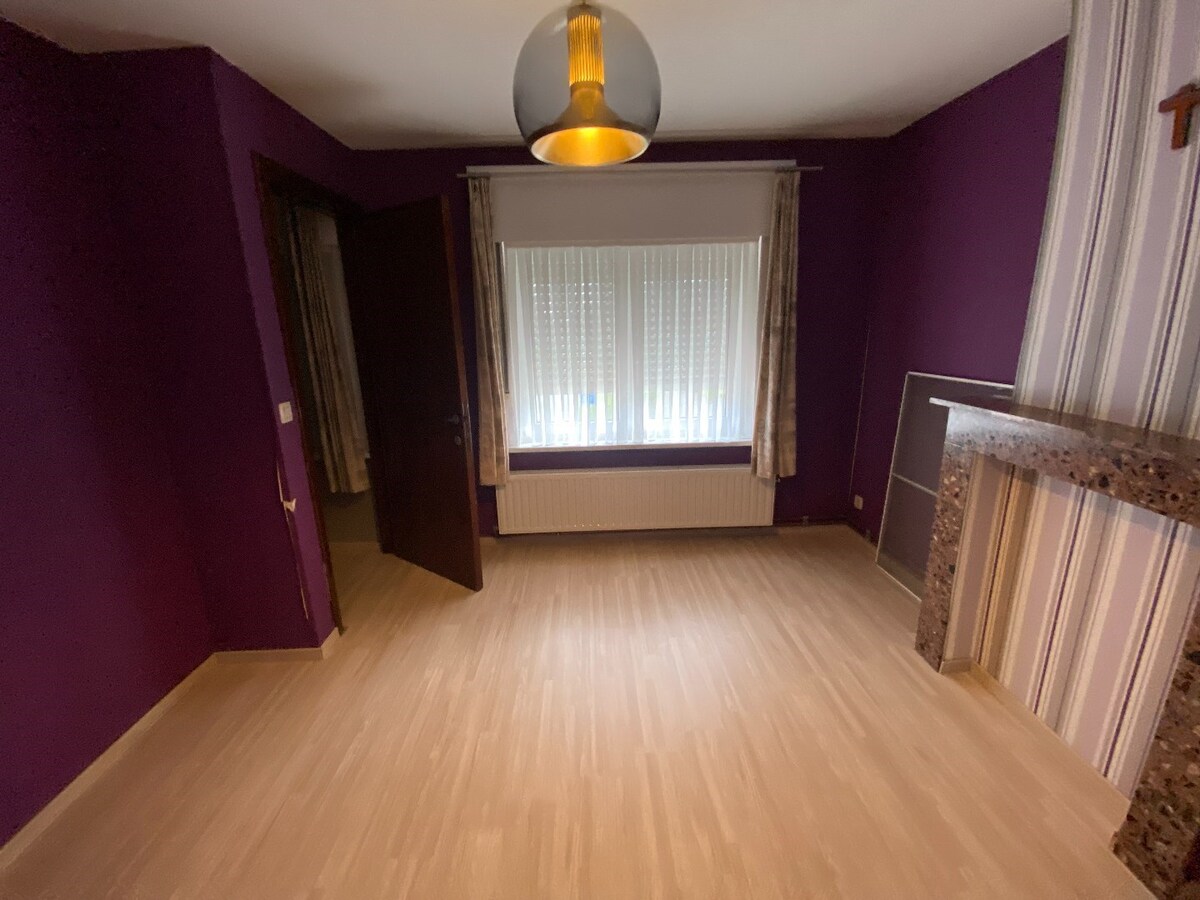 Verrassend ruime gezinswoning met garage, tuin en bijgebouw 