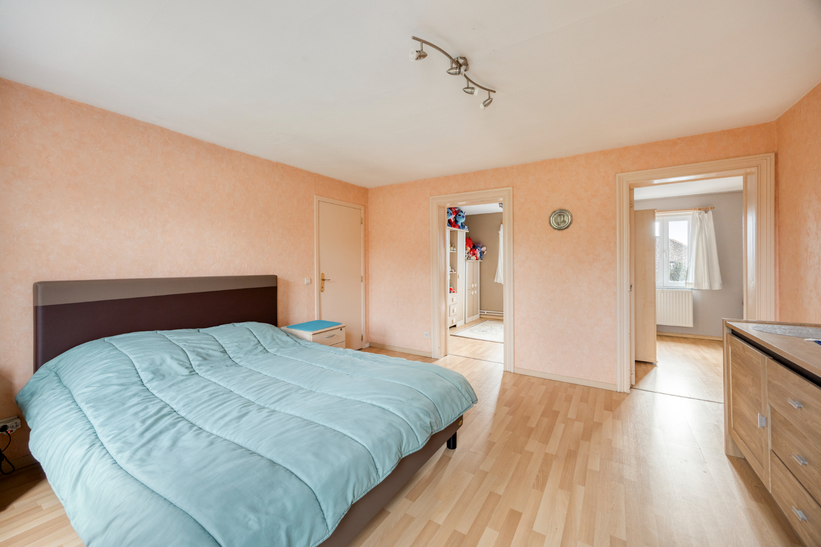 Slaapkamer 1 met doorgang dressing