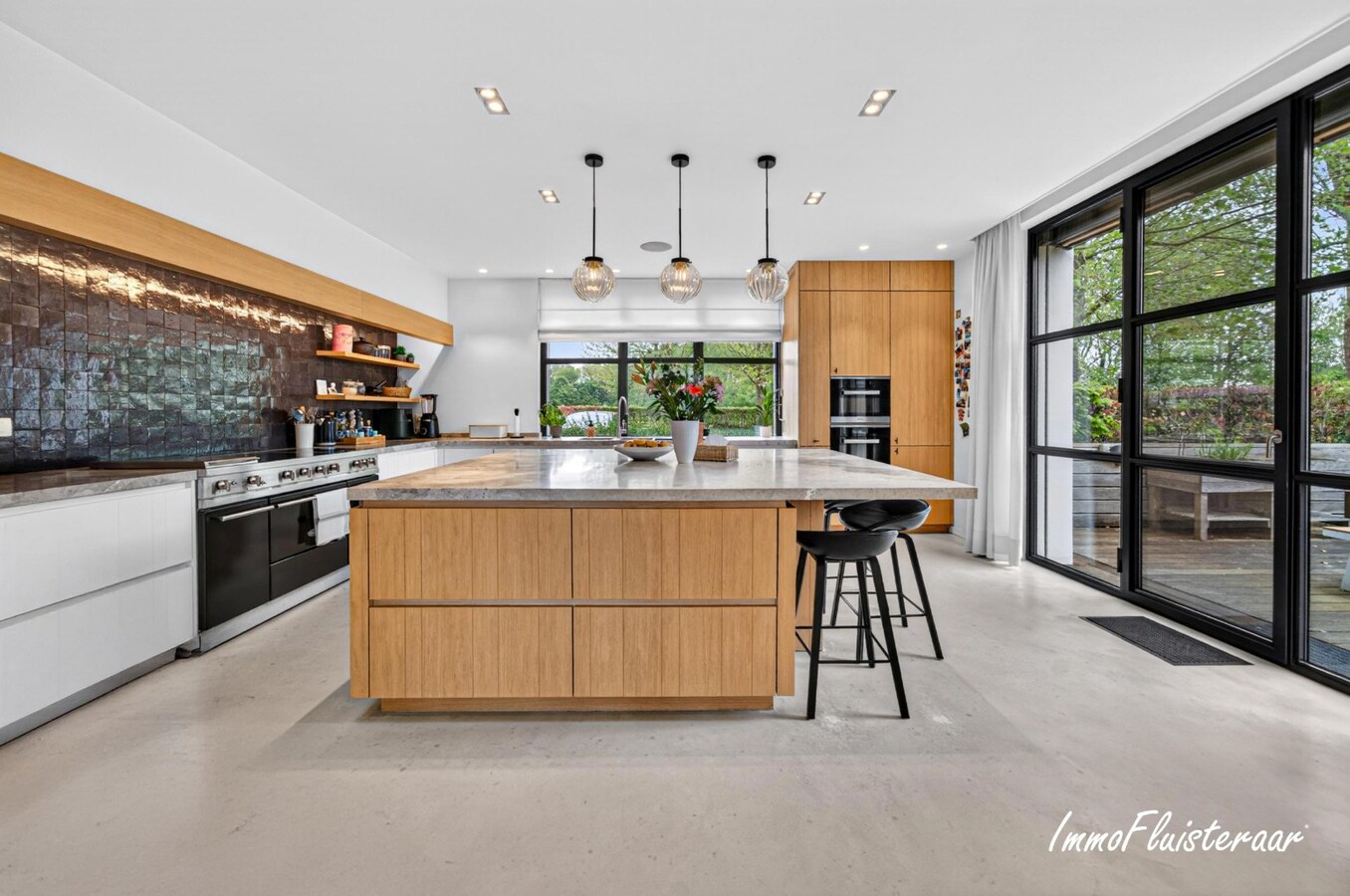 Exclusieve villa met professionele hippische accommodatie op ca. 14,5 ha (mogelijkheid tot aankoop extra gronden) te Astene (Deinze) 