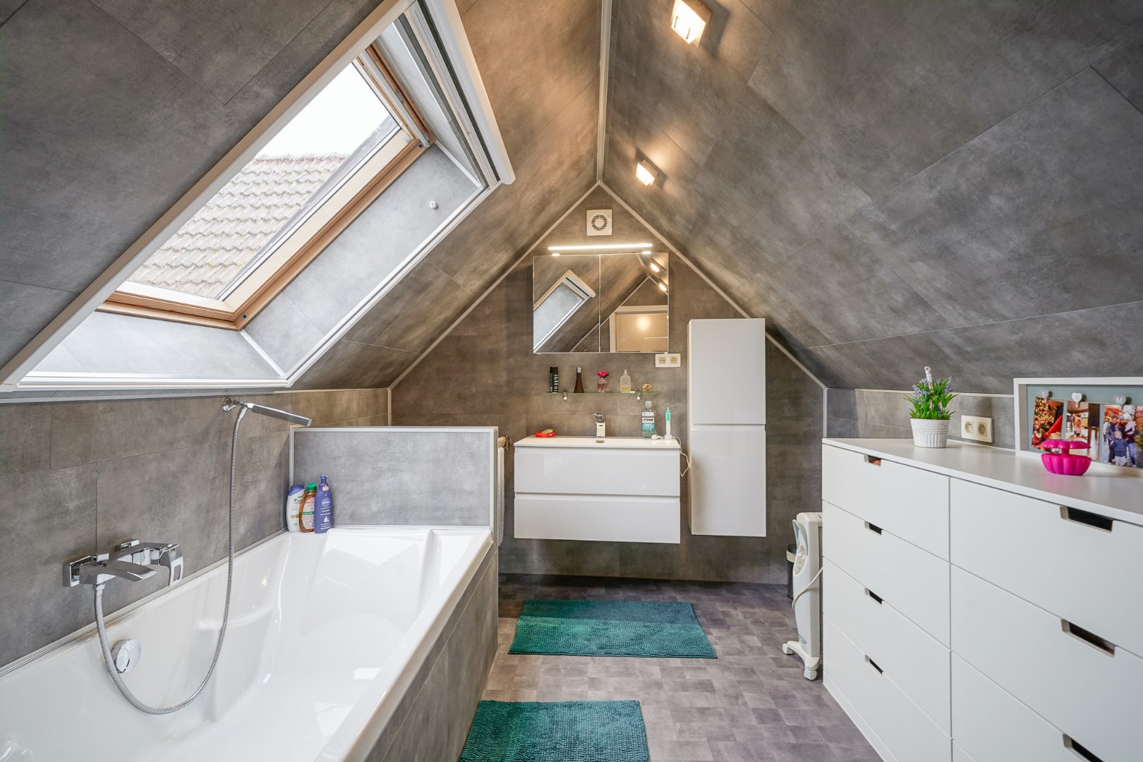 Alleenstaande woning op ruim perceel met vernieuwd woongedeelte en loods (80 m²) 