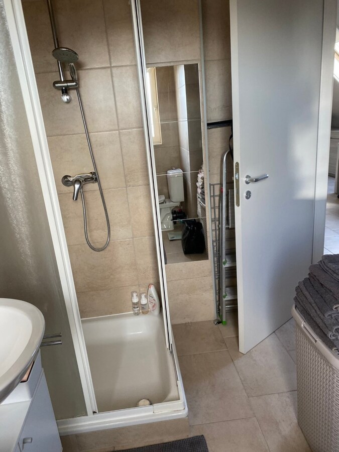 Eigentijds duplex-appartement met  autostaanplaats en kelder. Geen vaste kosten. 