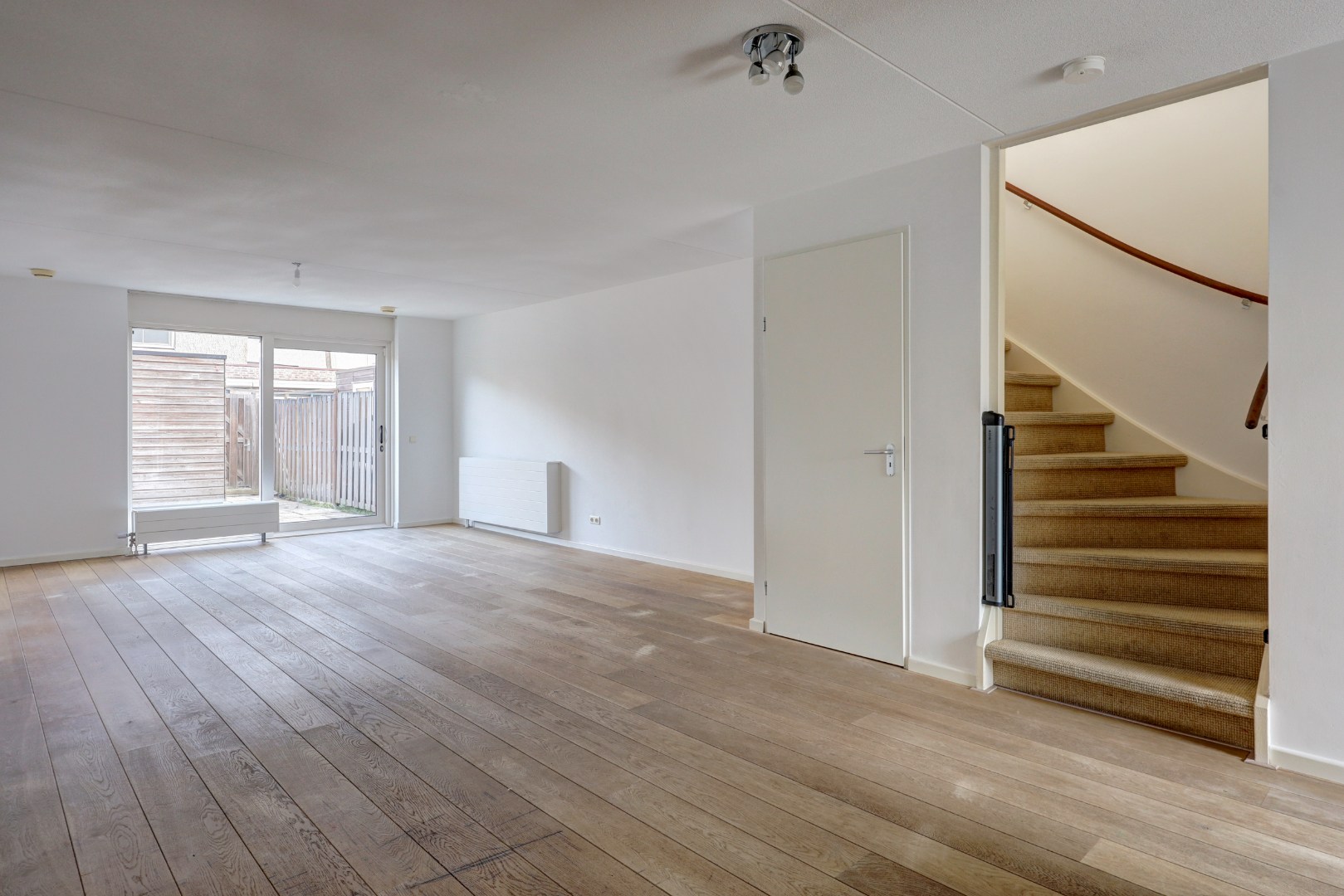 Energiezuinige (A-label) en instapklare 6-kamer tussenwoning met lichte woonkamer, moderne keuken, vijf slaapkamers, zonnige onderhoudsvriendelijke tuin met achterom en gelegen op eigen grond. 