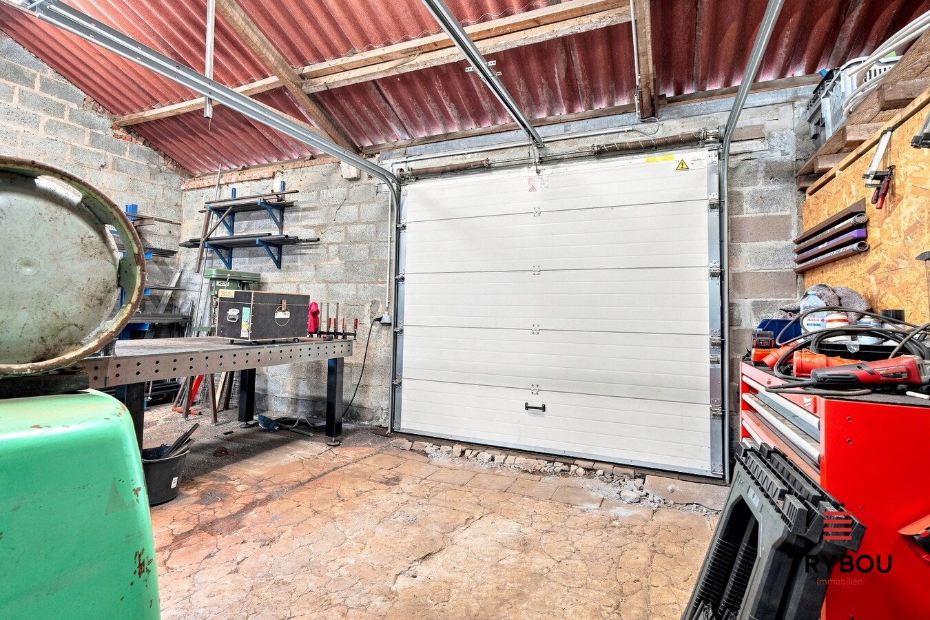 Uitstekende gelegen woning met loods en tuin! 
