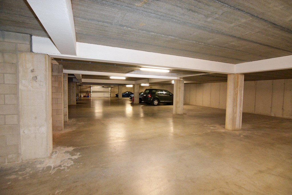 Gelijkvloers appartement met 2 slpk, ruim terras, tuin en 2 autostandplaatsen. 