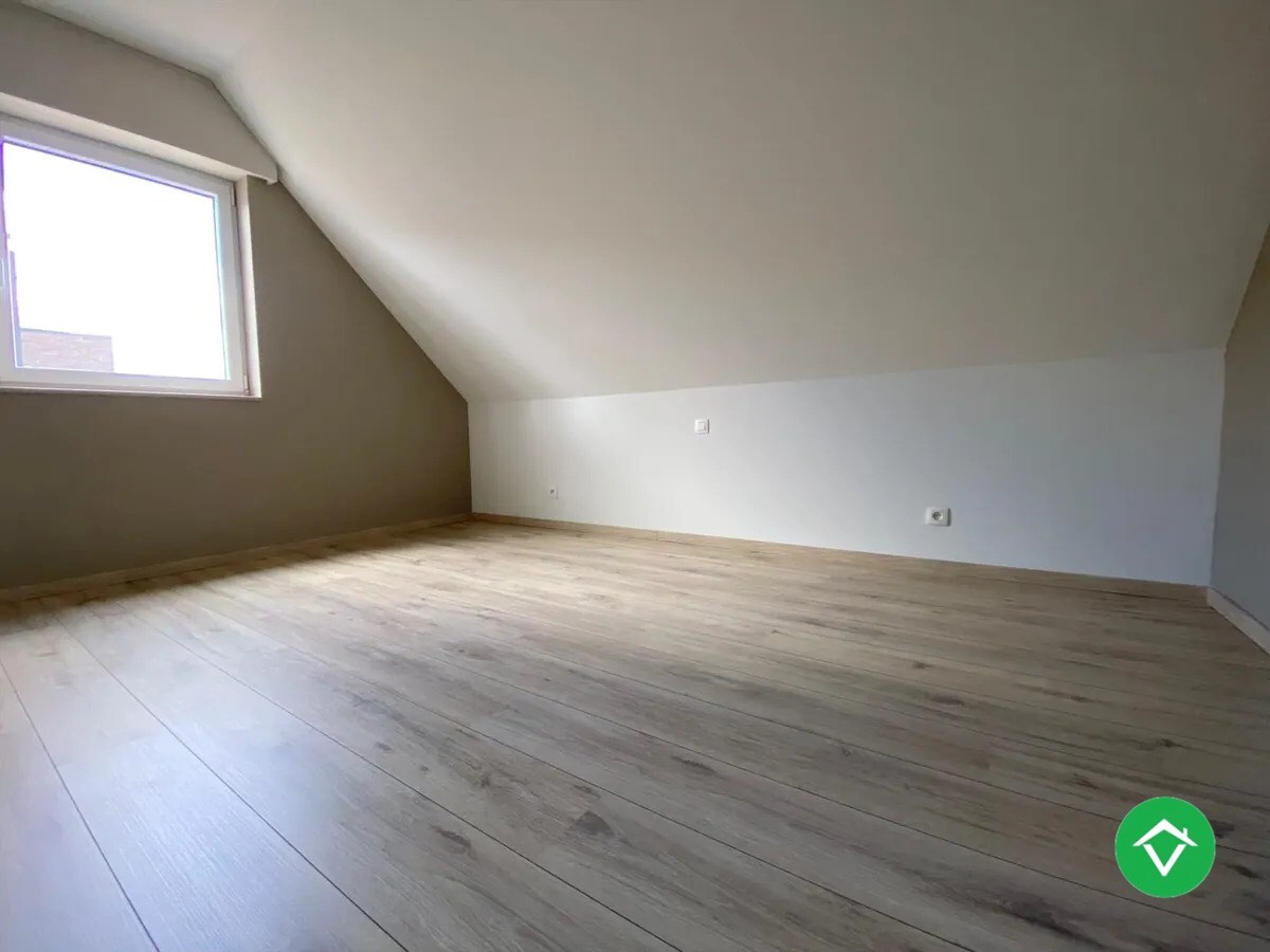 Ruime nieuwbouw woning met 3 slaapkamers, tuin  met tuinhuis en garage te Kortemark 