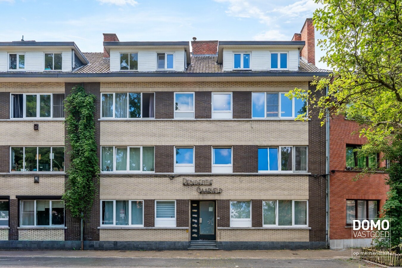 RUIM APPARTEMENT MET 2 SLAAPKAMERS, 2 ZOLDERKAMERS EN 2 GARAGES TE RUNKST 