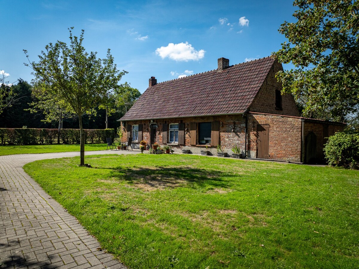 Renovated farmhouse with pasture on approximately 2 hectares in Veldegem. 