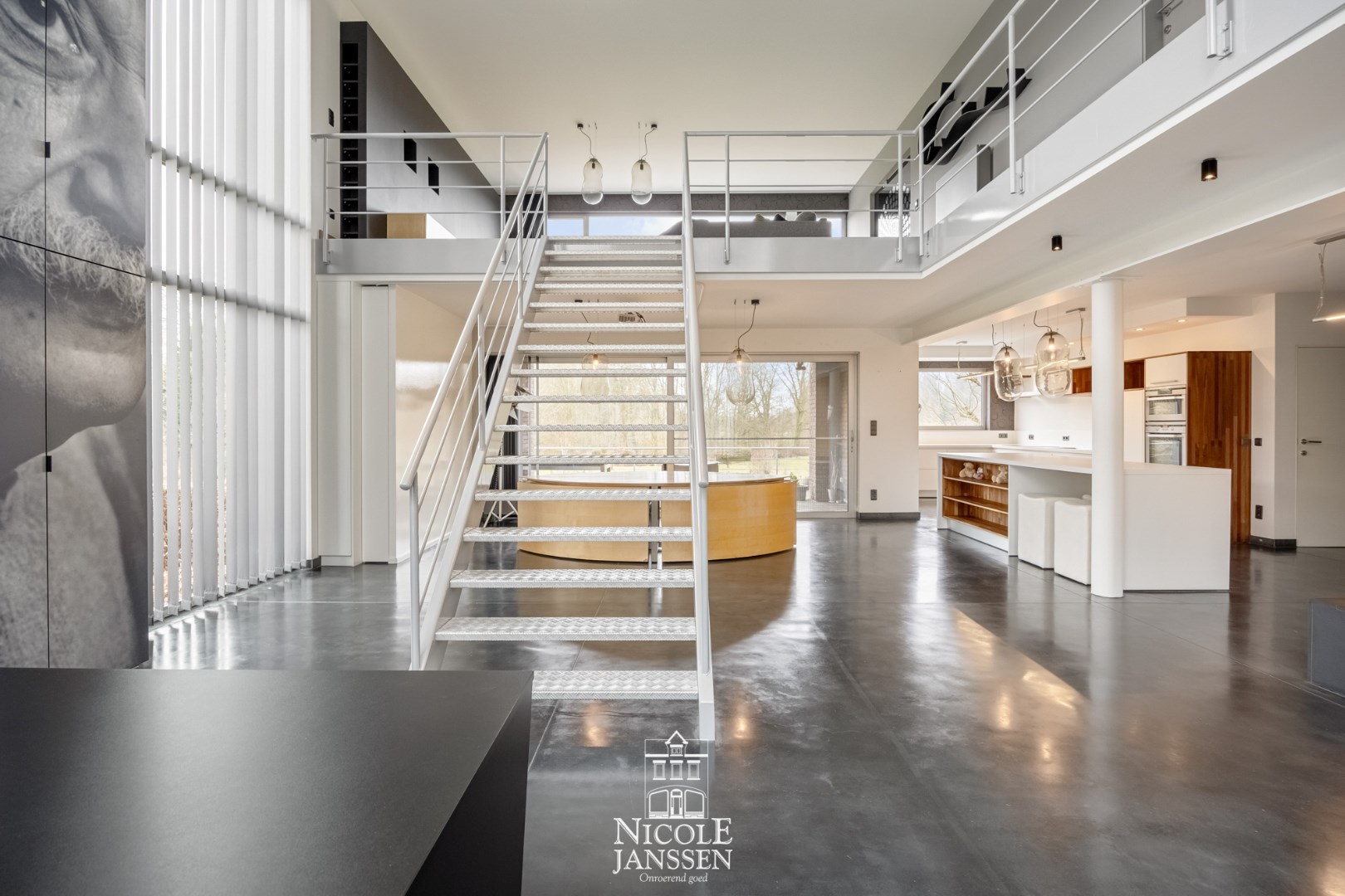 Luchtige leefruimte dankzij de hoge plafonds en het open karakter 