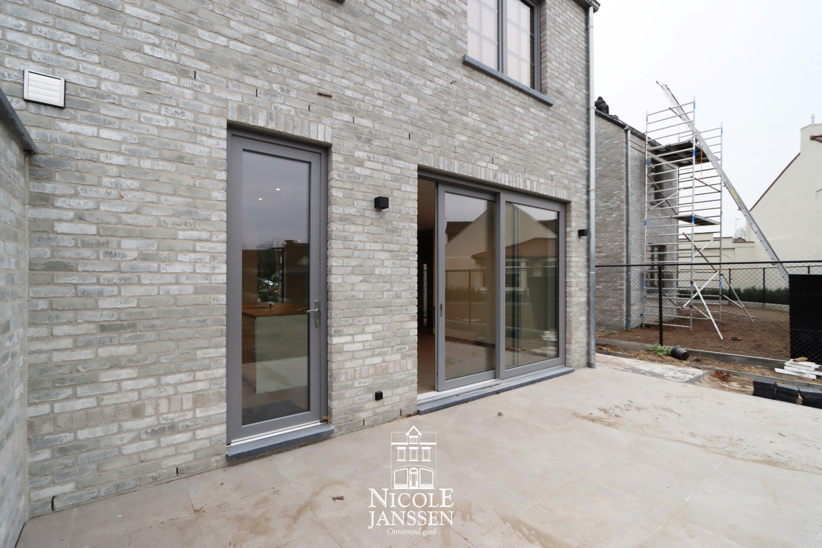 Nieuwbouwwoning met carport 