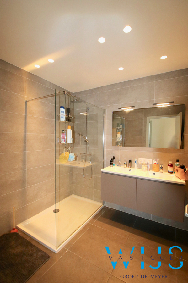 Instapklaar 2 slaapkamerappartement in hartje Wippelgem EVERGEM ! 