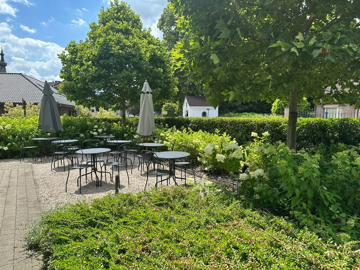 Volledig gerenoveerd en instapklaar horecapand op toplocatie in Oelegem 